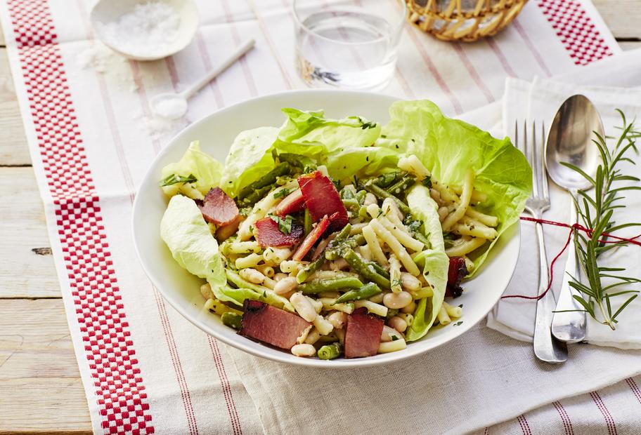 Pastasalat mit Bohnen und Speck