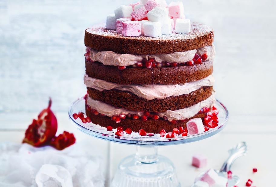 Zimttorte mit Granatapfel und Marshmallows