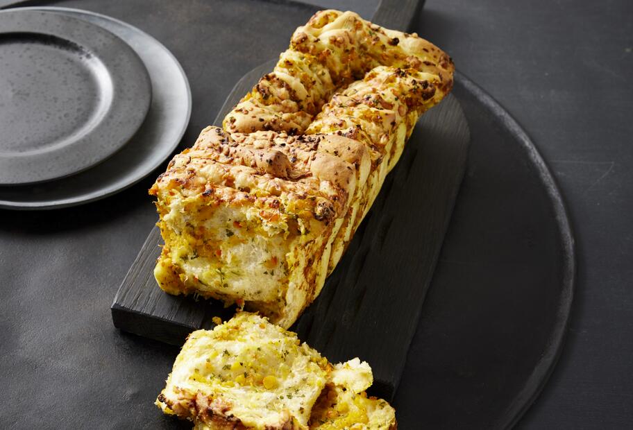 Lockeres Zupfbrot mit Kürbis und Käse