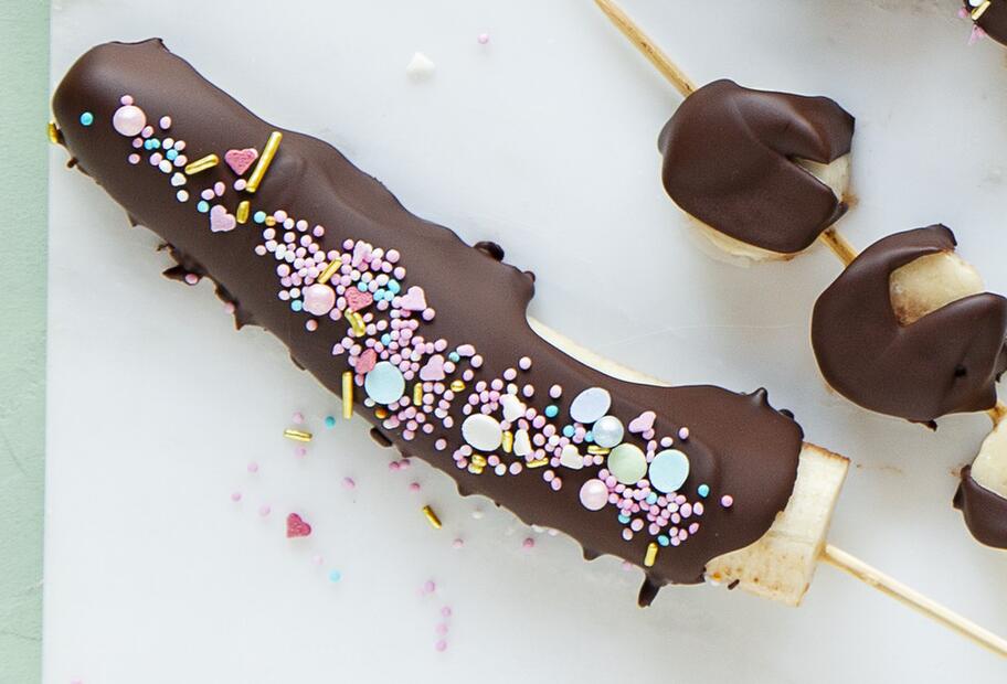 Eis-Bananen mit Schokomantel und Nüssen