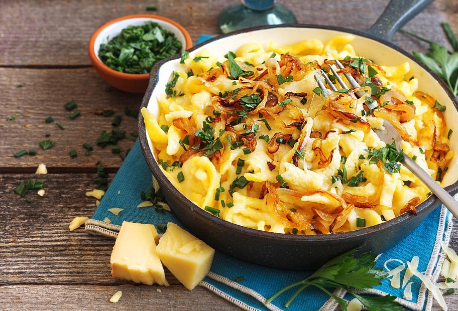 Käsespätzle aus dem Thermomix® mit Röstzwiebeln | ZAUBERTOPF