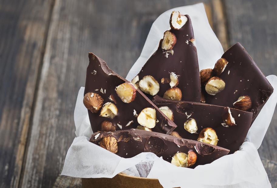 Bruchschokolade mit Haselnüssen