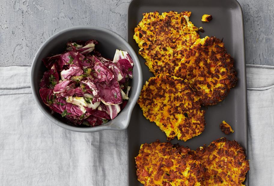 Knusprige Kartoffel-Kürbis-Rösti mit Radicchio-Salat