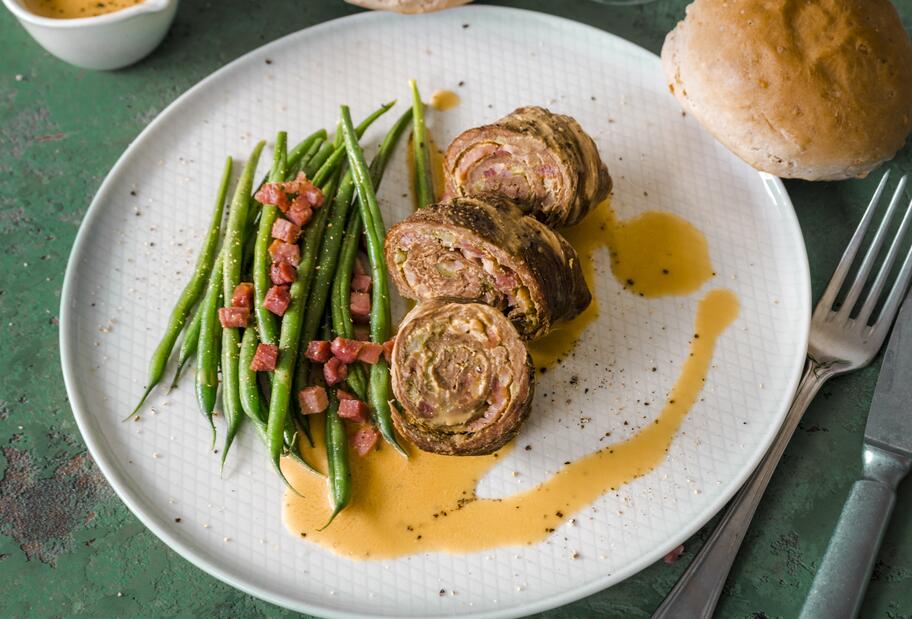 Rinderrouladen mit Sherry-Zimt-Soße und Speck-Bohnen