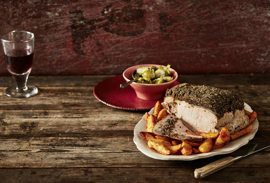 Schweinerücken mit Schwarzer-Pfeffer-Bröselkruste