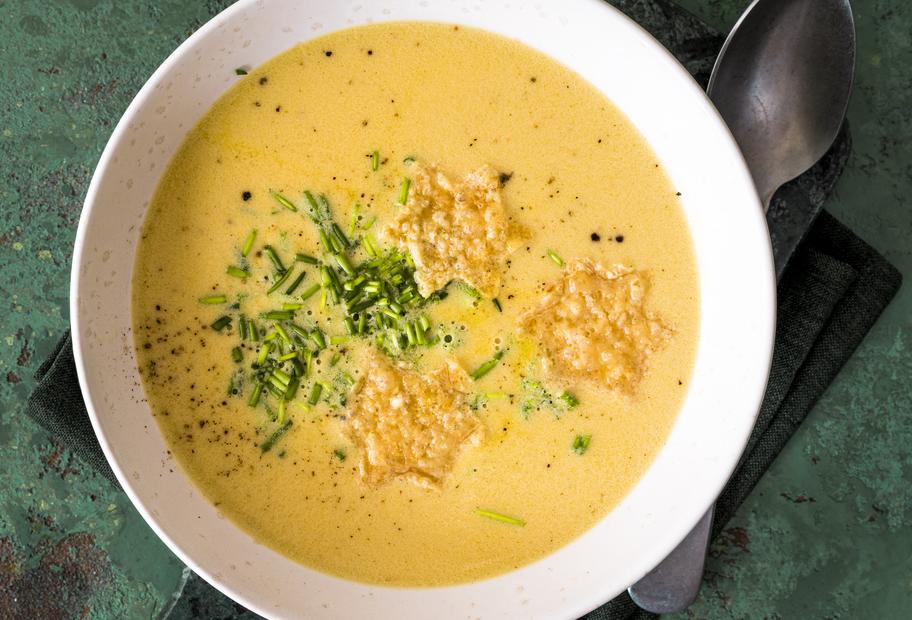 Weinsuppe mit Parmesan-Käsesternen
