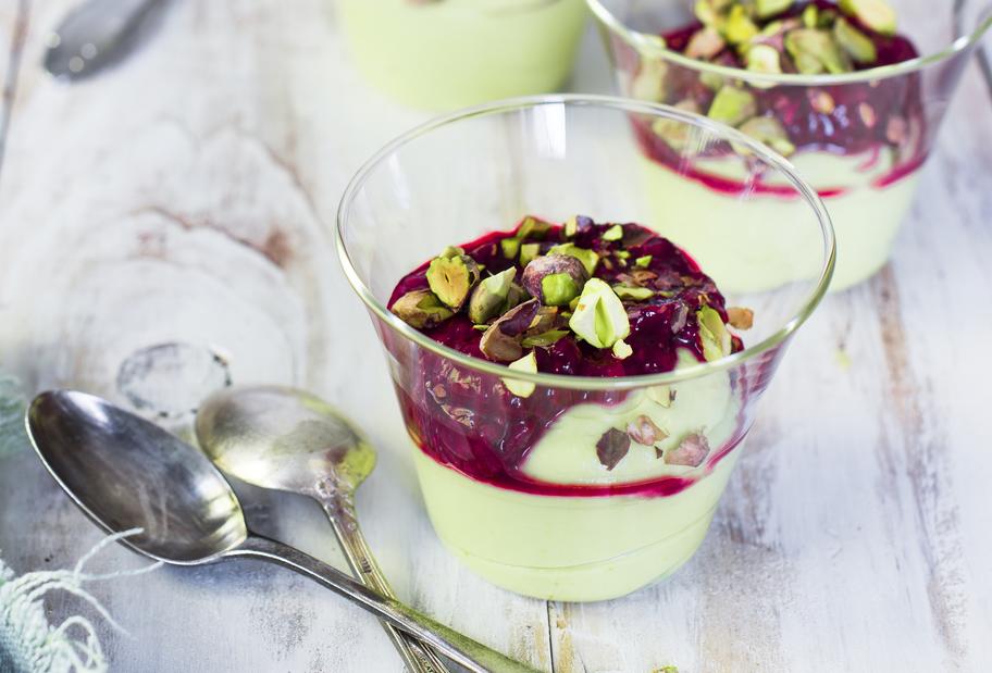 Cremiges Low-Carb-Avocadodessert mit Himbeersoße