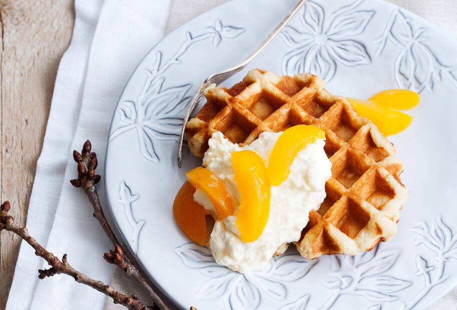 Buttermilchwaffeln mit Aprikosen-Sahne