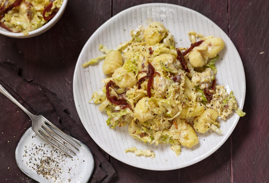Schnelle Gnocchi mit Wirsing und Mascarpone-Senfsoße