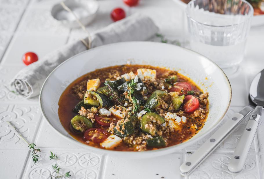 Low-Carb-Hacktopf mit Zucchini und Feta