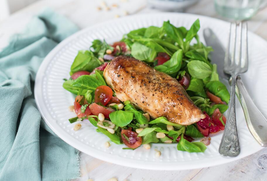 Hähnchenbrust mit Tomatensalat