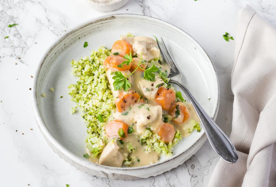 Low-Carb-Hühnerfrikassee mit Brokkoli-Blumenkohl-Reis