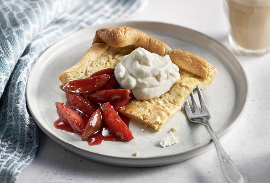 Ofenpfannkuchen mit Portweinpflaumen