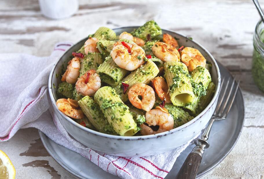 Pasta mit Grünkohlpesto und Knoblauch-Garnelen