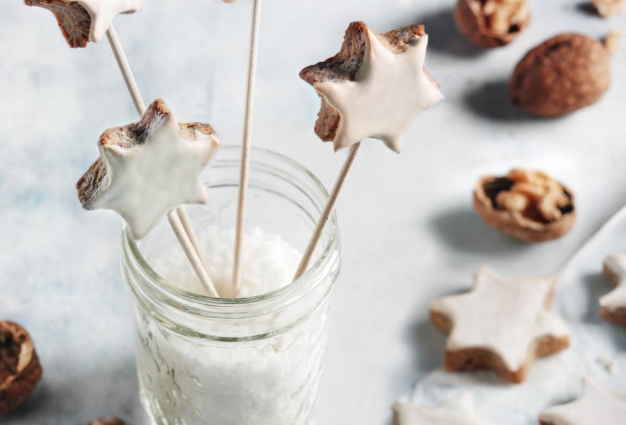 Walnuss-Zimtsterne am Stiel