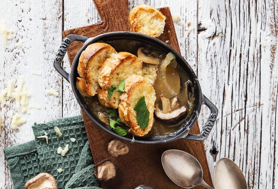 Zwiebelsuppe mit Pilzen