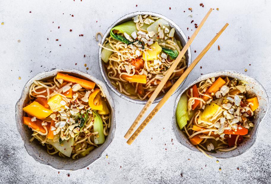 Asia-Nudeln süß-sauer mit Gemüse