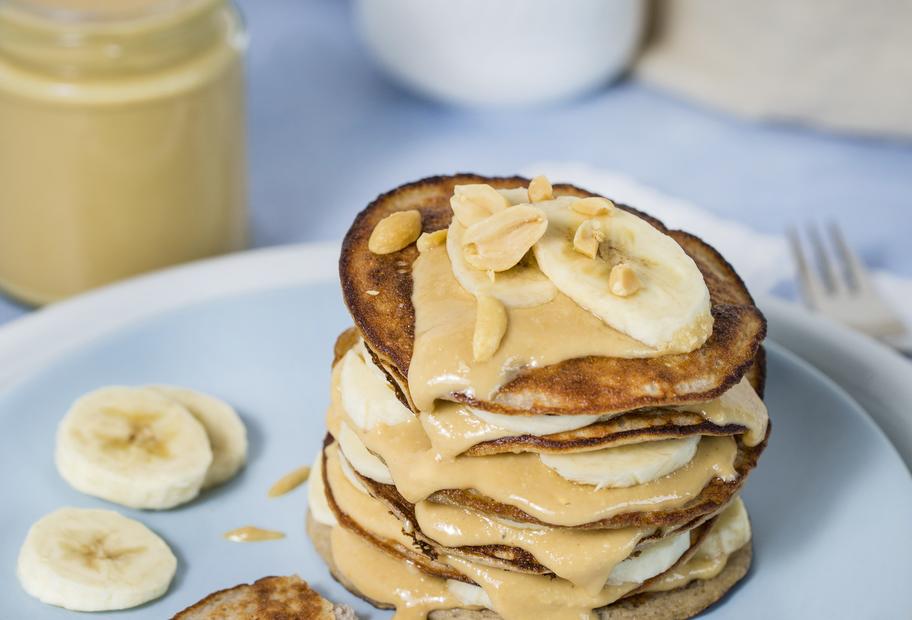 Bananen-Pancakes mit Erdnussbutter