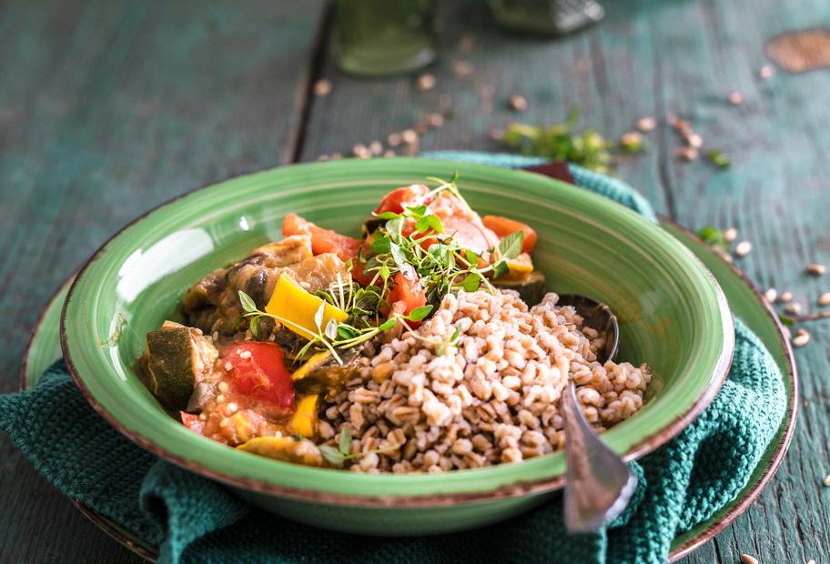 „Dinkel wie Reis“ mit Ratatouille und Tomatensoße