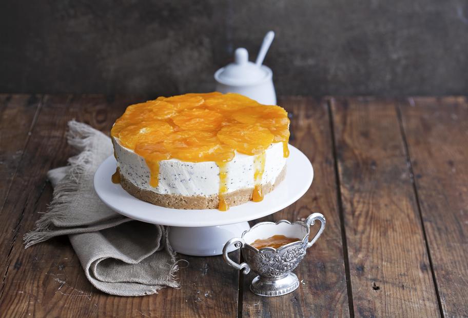 Kleine Joghurttorte mit Mandarinen und Mohn