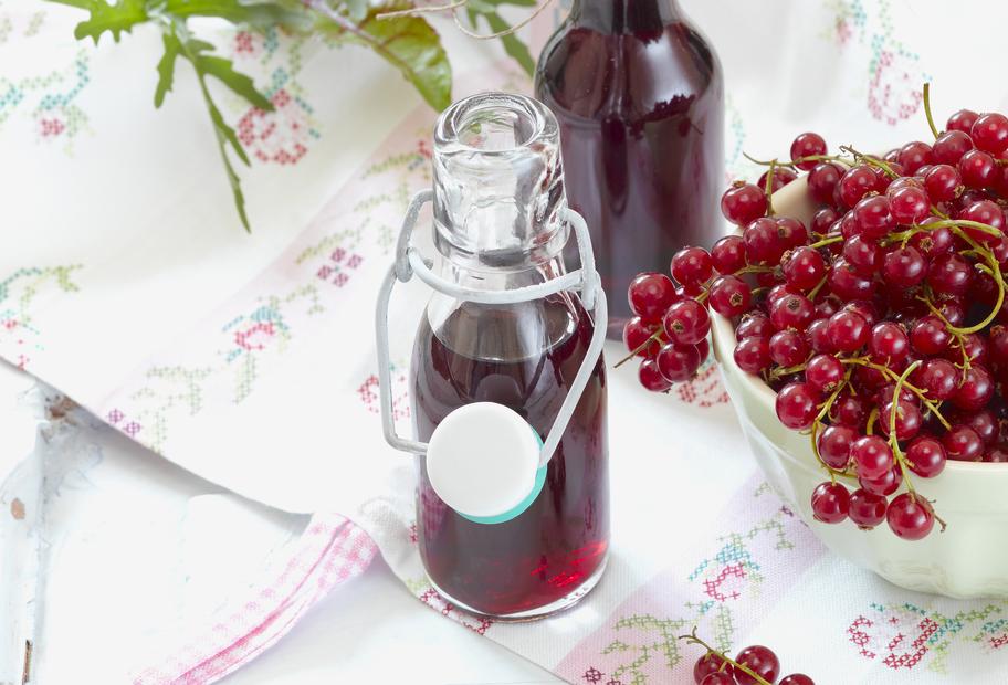 Johannisbeeressig aus 4 Zutaten