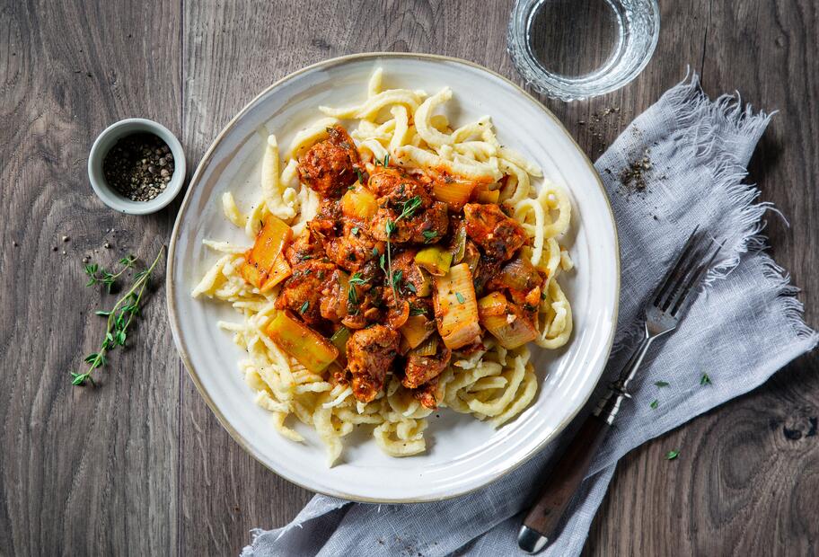 Schnelles Hähnchengulasch mit Spätzle