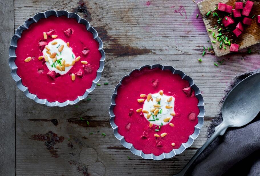 Rote-Bete-Suppe mit Kräuterschmand