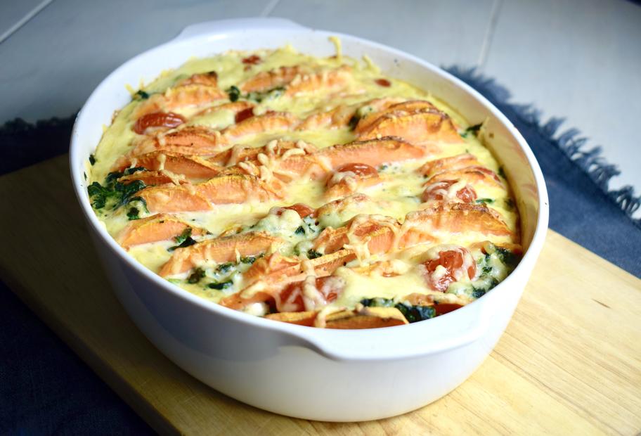 Knusprig überbackener Süßkartoffelauflauf mit Spinat