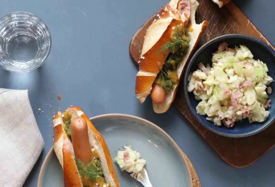Bayrische Hotdogs mit Kraut-Speck-Salat
