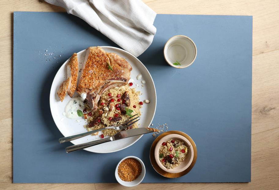 Dukkah-Kotelett mit Couscous und Minzjoghurt