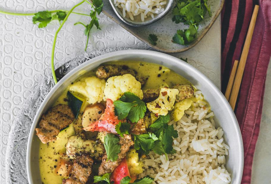 Gelbes Gemüsecurry mit Soja-Filetstreifen
