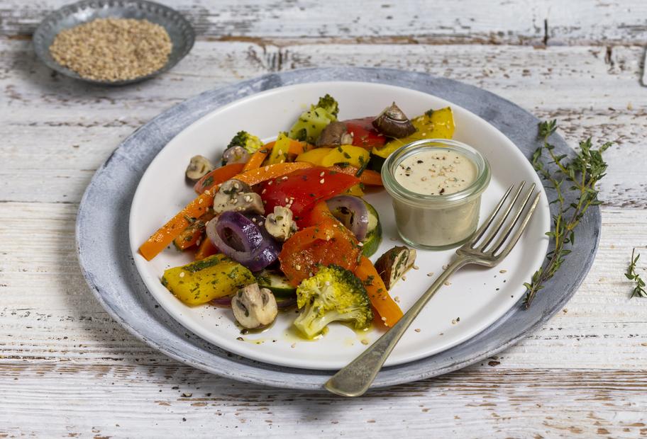 Vegane Gemüsepfanne mit Tahin-Dip