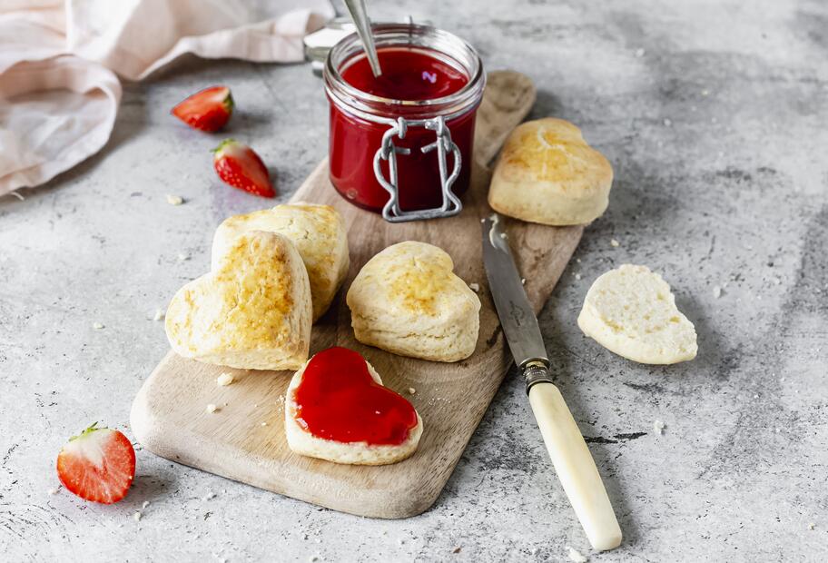 Herz-Scones mit Erdbeermarmelade