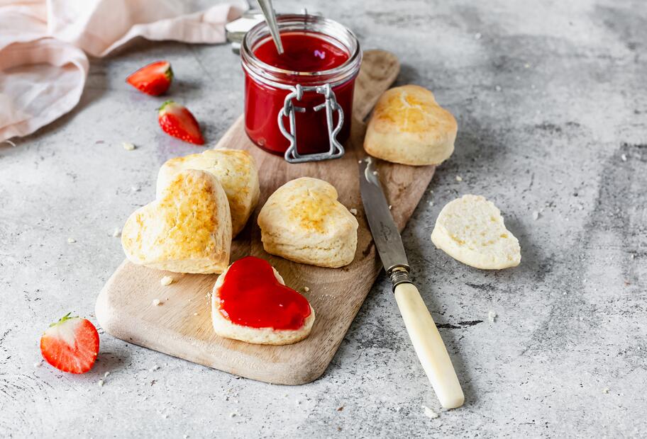 Herz-Scones mit Erdbeermarmelade