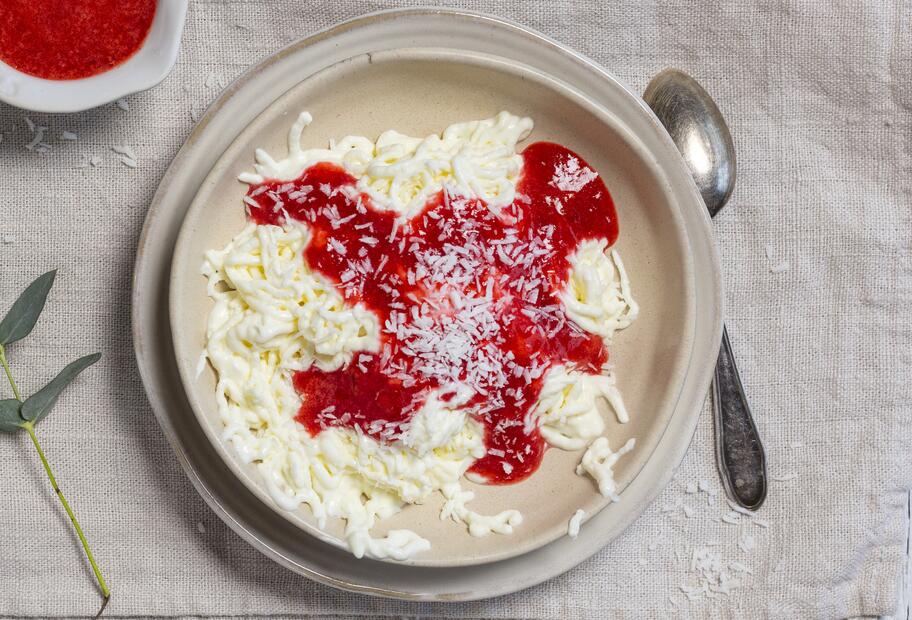 Low-Carb-Spaghettieis mit Erdbeersoße
