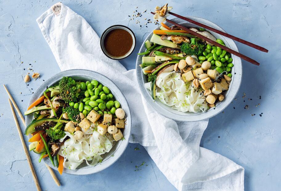 Schnelle Asia-Bowl mit knusprigen Tofuwürfeln und Ingwer-Honig-Soße