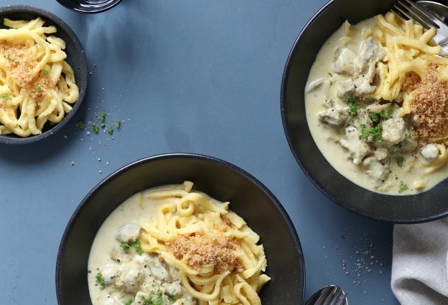 Senf-Rahm-Gulasch mit Spätzle und Bröseln