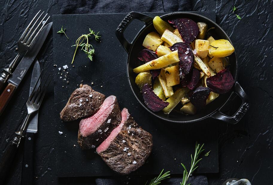 Sous-vide-Rinderhüftsteak mit Ofengemüse
