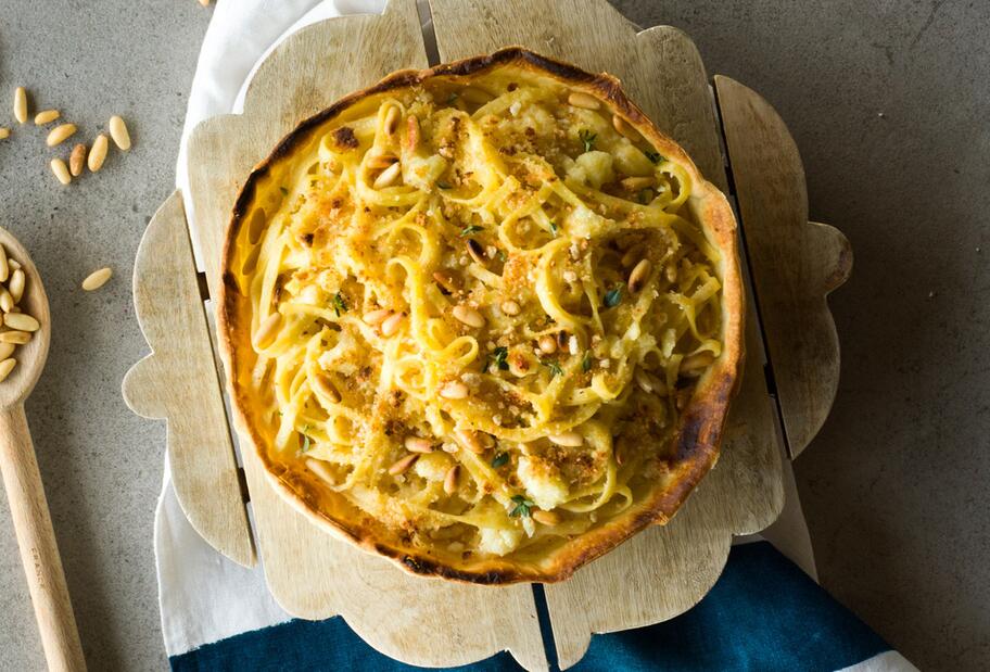 Spaghetti-Käse-Tarte mit Pinien-Crumble