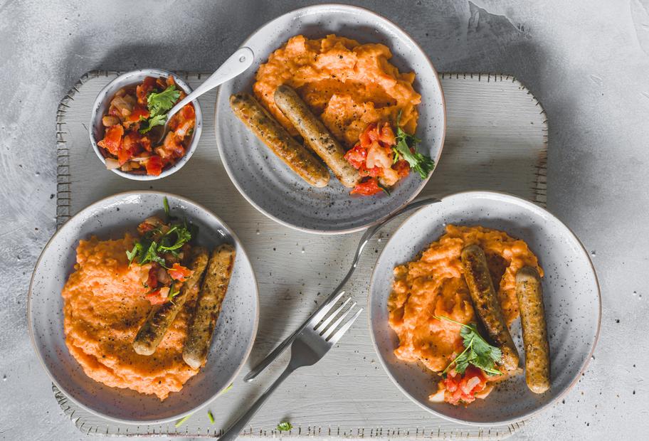 Vegane Bratwürstchen mit Salsa und Süßkartoffelstampf