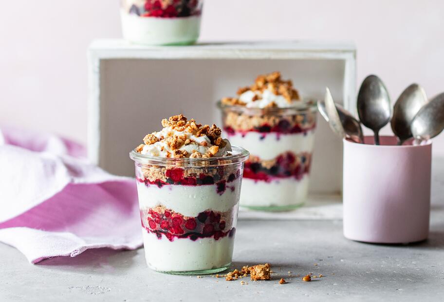 Very-Berry-Schichtdessert mit Nusscrunch