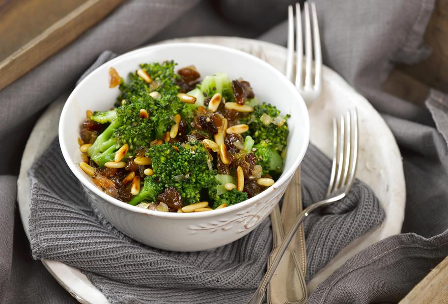 Lauwarmer Brokkoli mit Pinienkernen