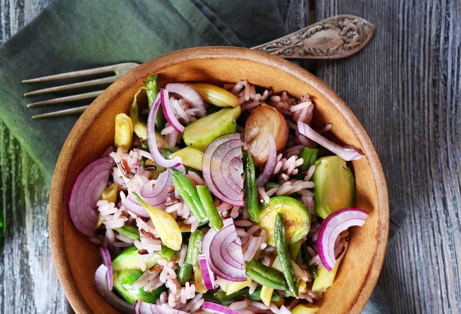 Rosenkohlsalat mit Reis & Bohnen