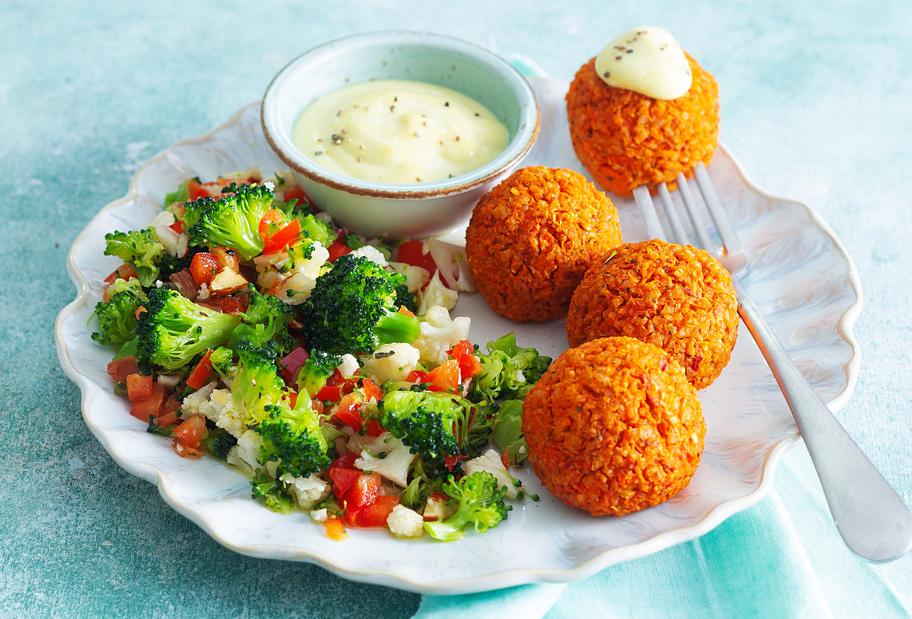Reisbällchen mit Brokkolisalat und Low-Fat-Aioli