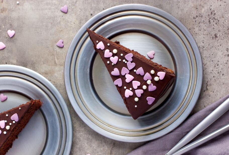 Saftiger Schokoladenkuchen mit Herzchen