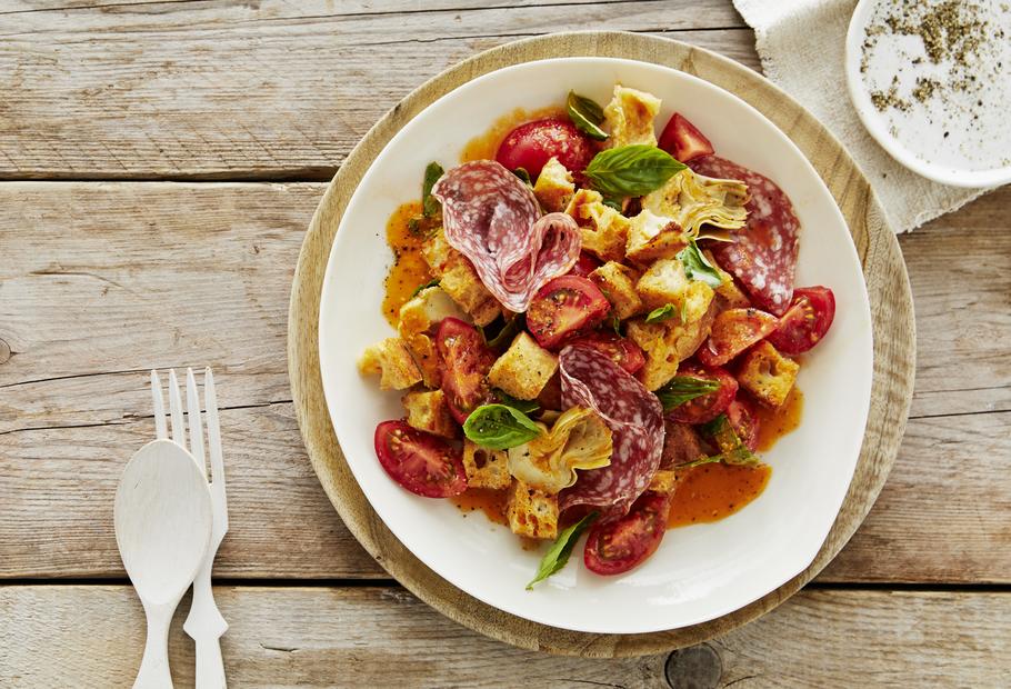 Tomaten-Brotsalat mit Fenchelsalami