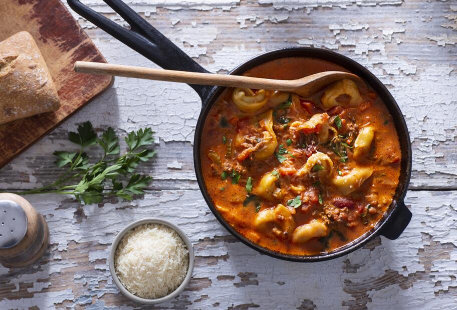 Cremige Tortellinisuppe mit Parmesan