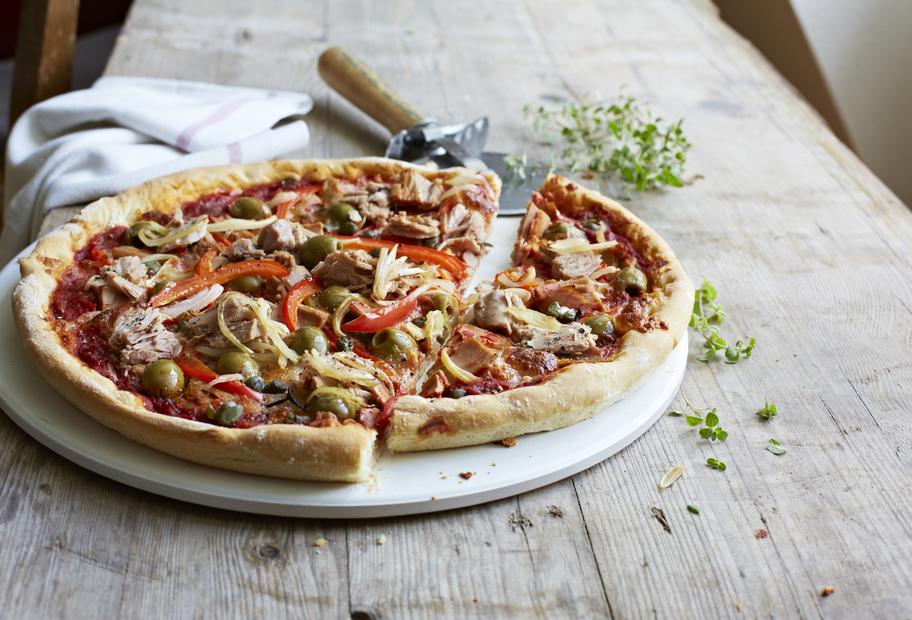 Thunfischpizza mit Paprika und Oliven
