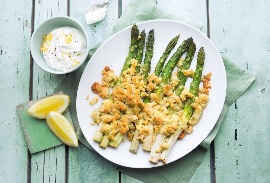 Ofenspargel mit Parmesanstreuseln
