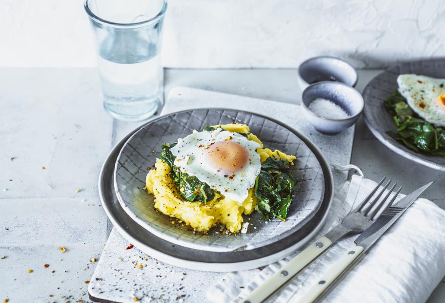 Setzei mit Stampf und Spinat